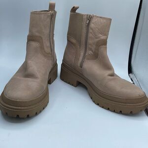 Lucky Brand size 9 Eabile Chelsie lug sole bootie.